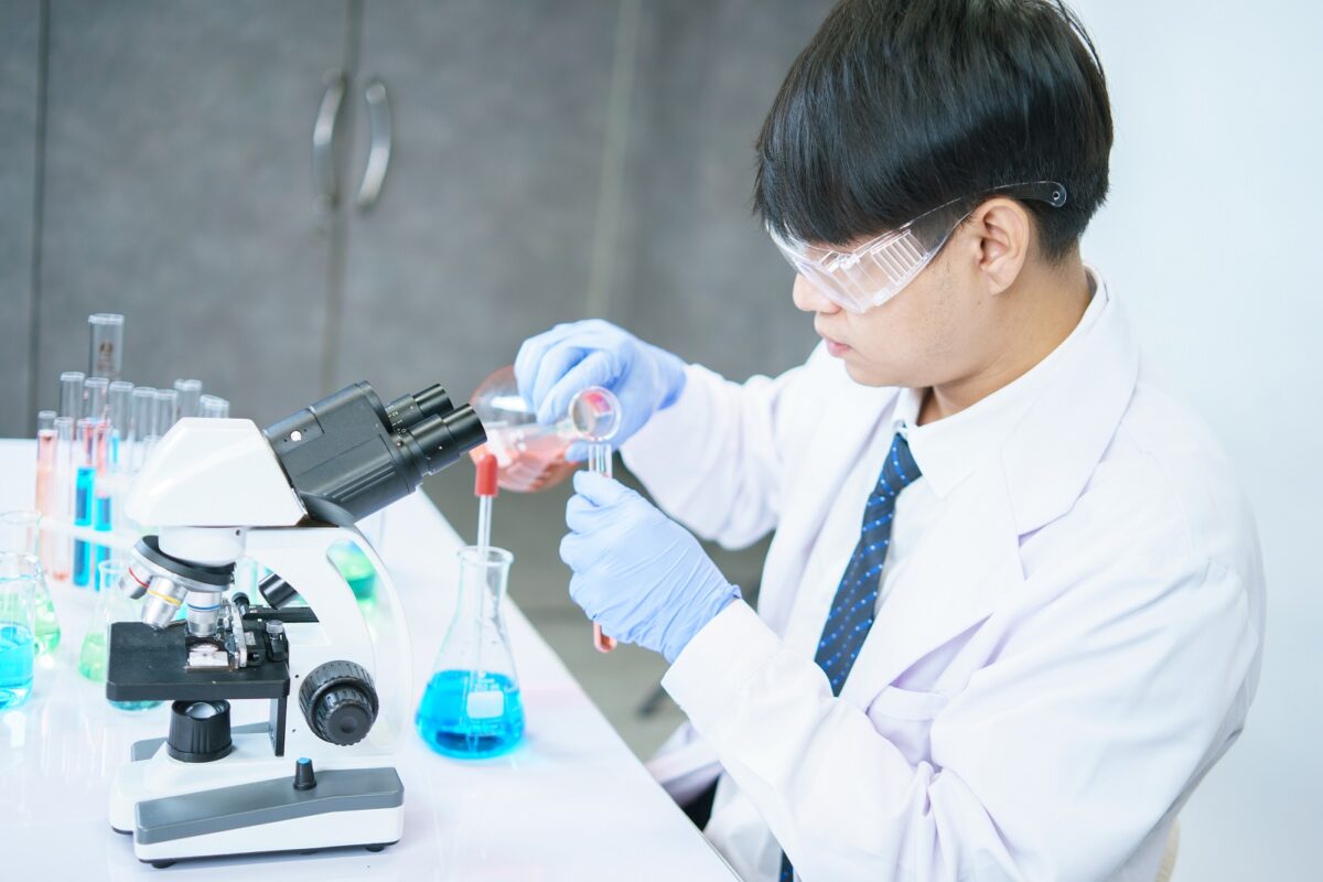 1600asian scientists are seriously studying chemical composition laboratory specializing young biotechnology use advanced microscope equipment