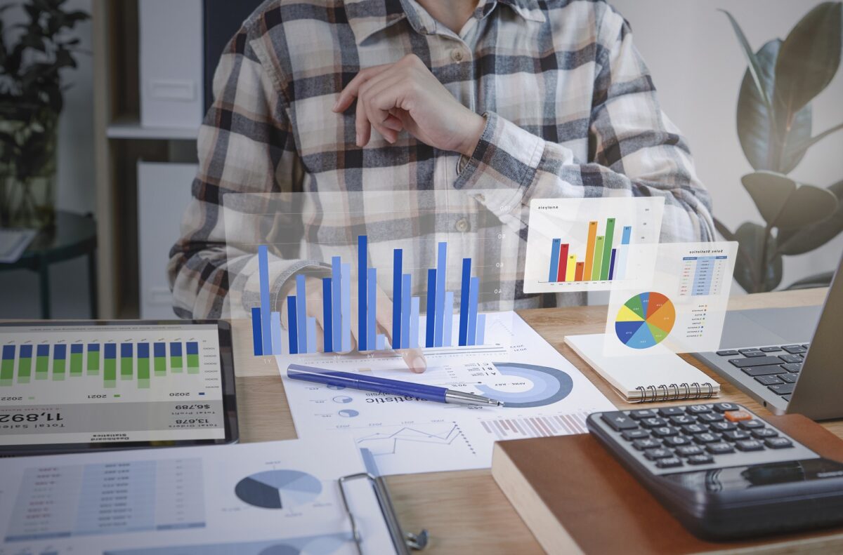 1600businesspeople working finance accounting analyze financi